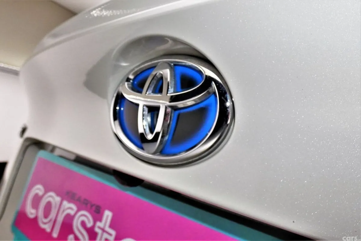 Toyota C-HR SUV, Petrol Hybrid, 2021, White