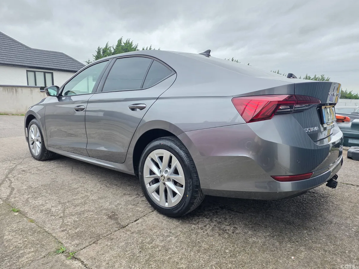 Skoda Octavia Saloon, Diesel, 2023, Grey