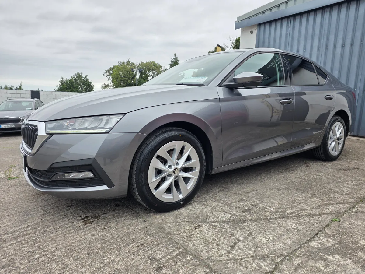 Skoda Octavia Saloon, Diesel, 2023, Grey