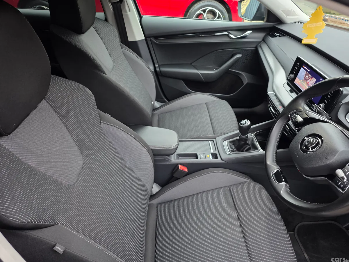 Skoda Octavia Saloon, Diesel, 2023, Grey