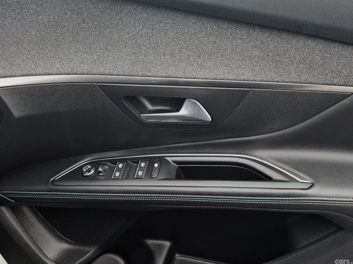 Peugeot 5008 MPV, Diesel, 2023, Grey