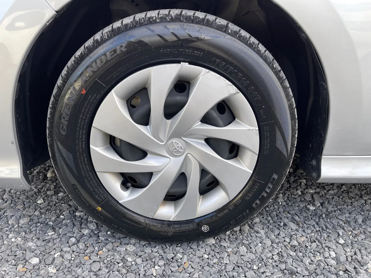 Toyota Yaris Hatchback, Petrol Hybrid, 2021, Silver