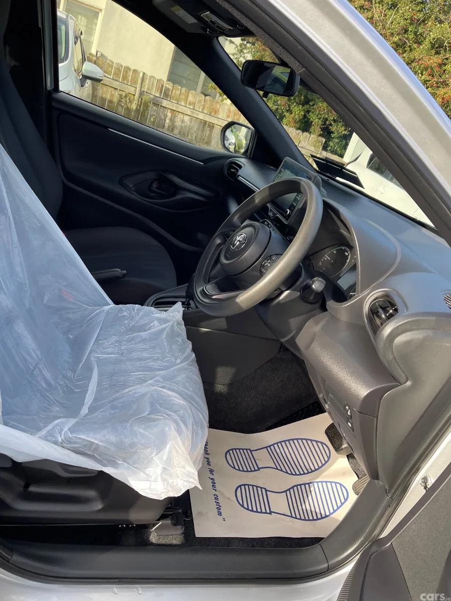 Toyota Yaris Hatchback, Petrol Hybrid, 2021, Silver