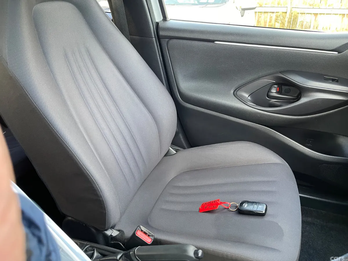Toyota Yaris Hatchback, Petrol Hybrid, 2021, Silver