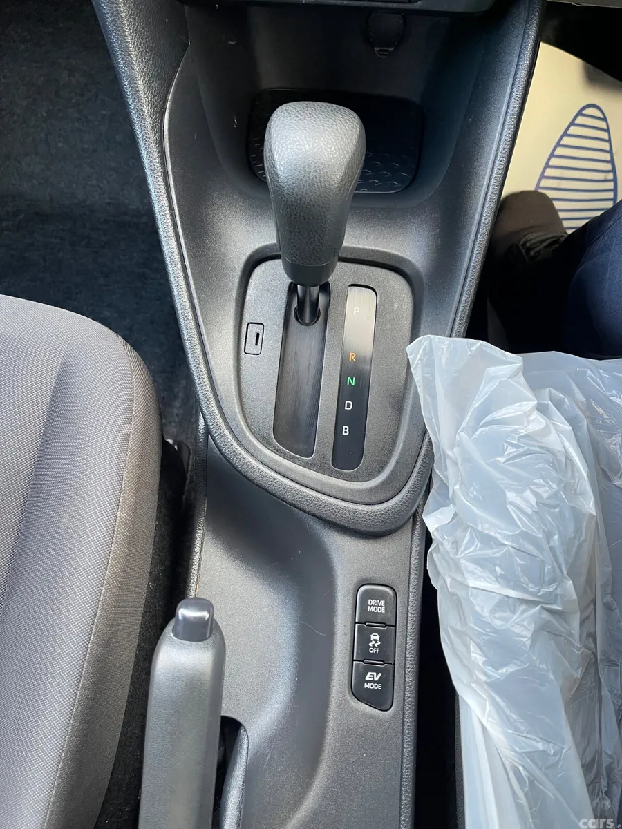 Toyota Yaris Hatchback, Petrol Hybrid, 2021, Silver