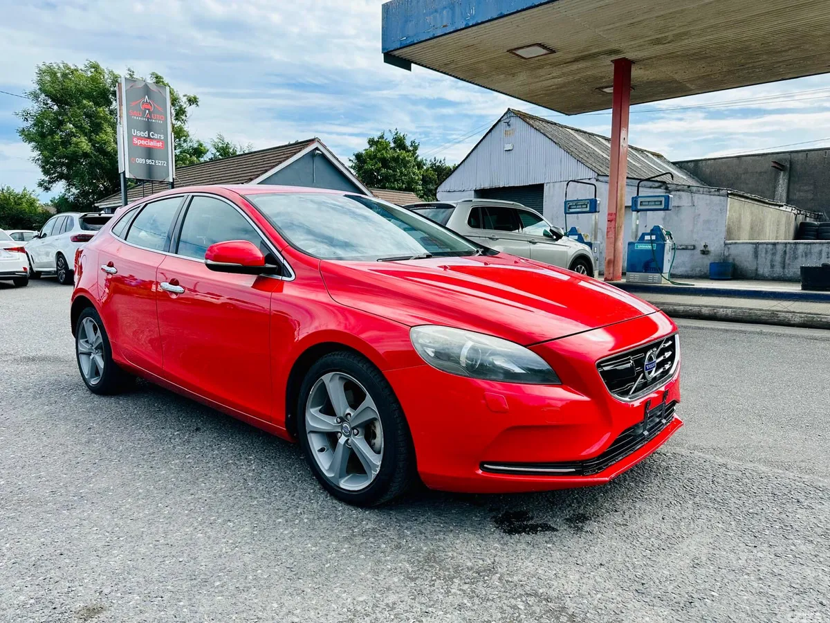 Volvo V40 Hatchback, Petrol, 2015, Red
