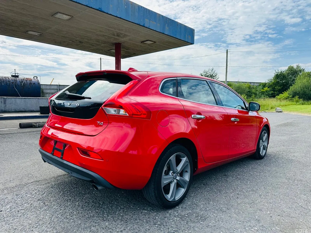 Volvo V40 Hatchback, Petrol, 2015, Red