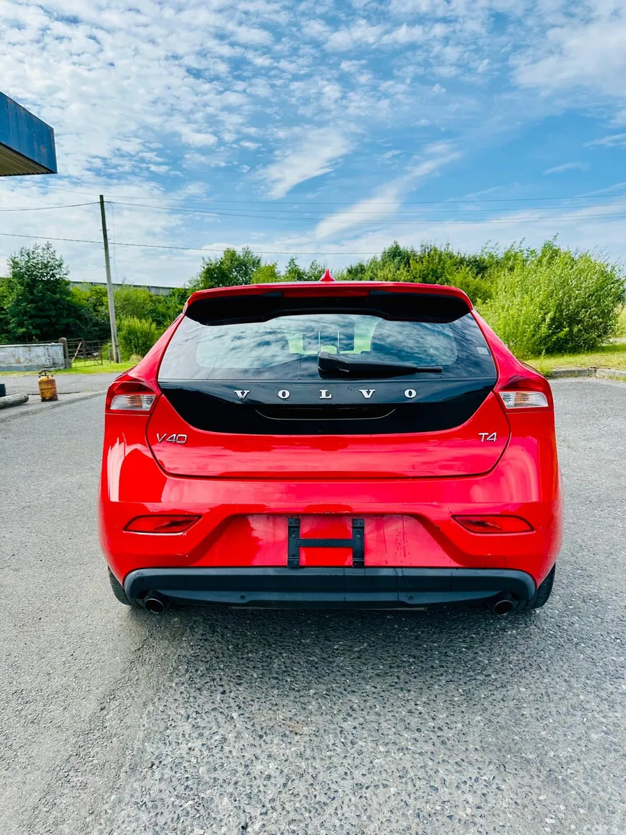 Volvo V40 Hatchback, Petrol, 2015, Red