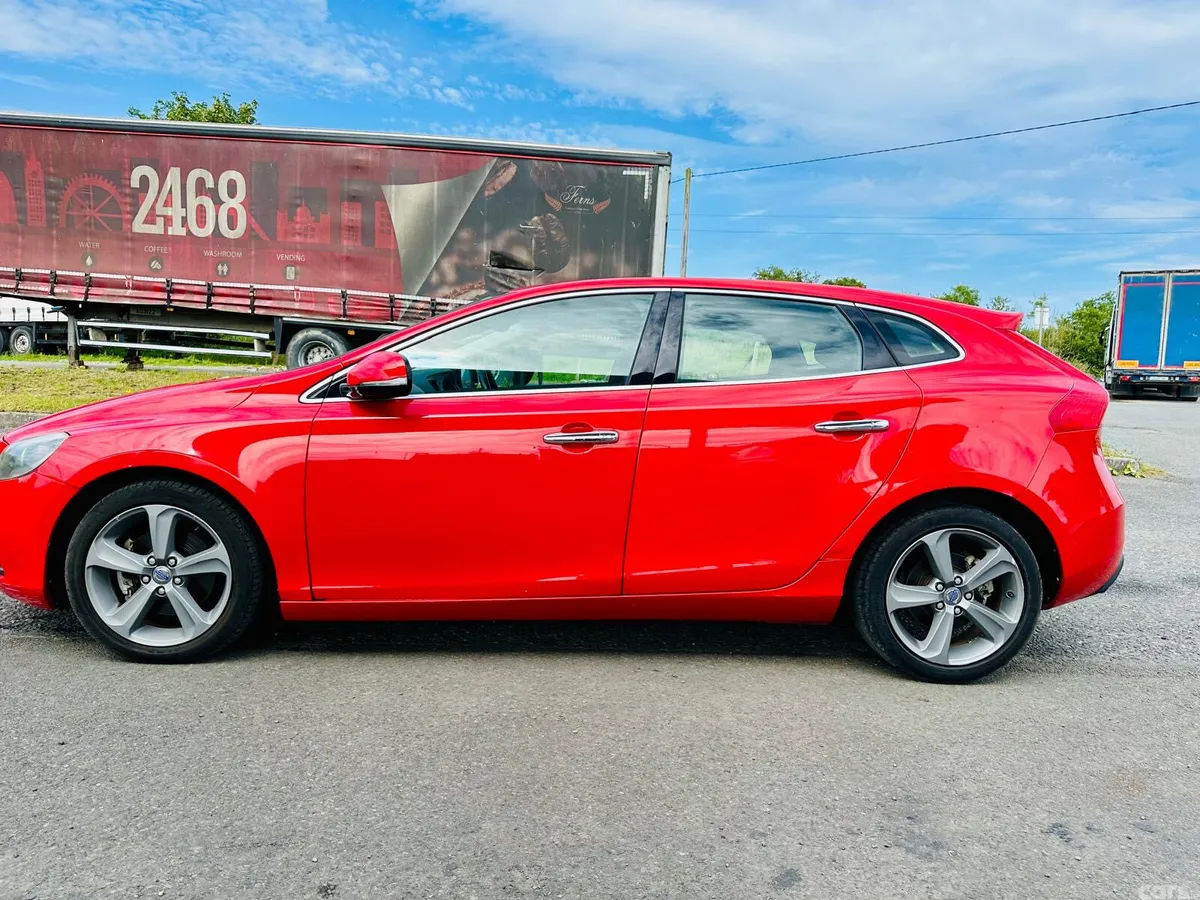 Volvo V40 Hatchback, Petrol, 2015, Red