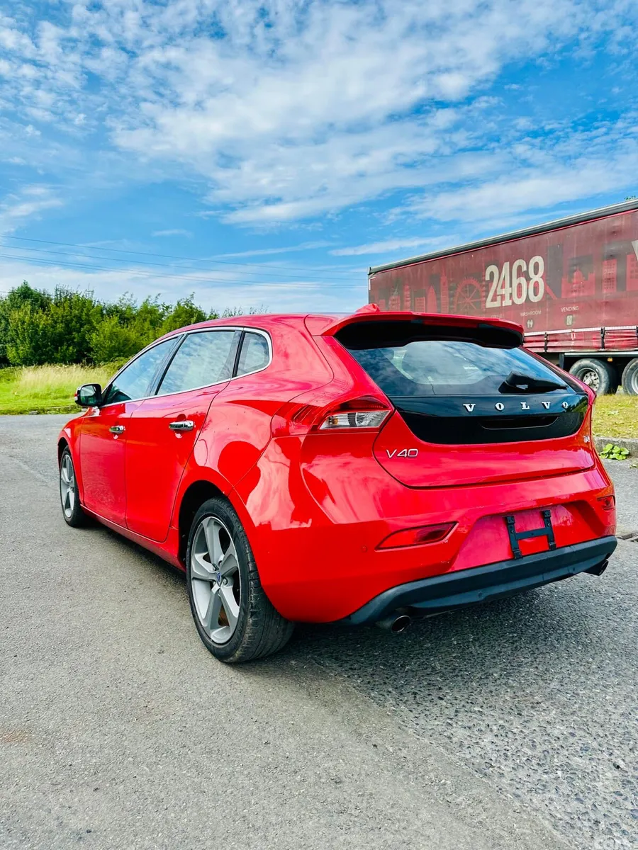 Volvo V40 Hatchback, Petrol, 2015, Red