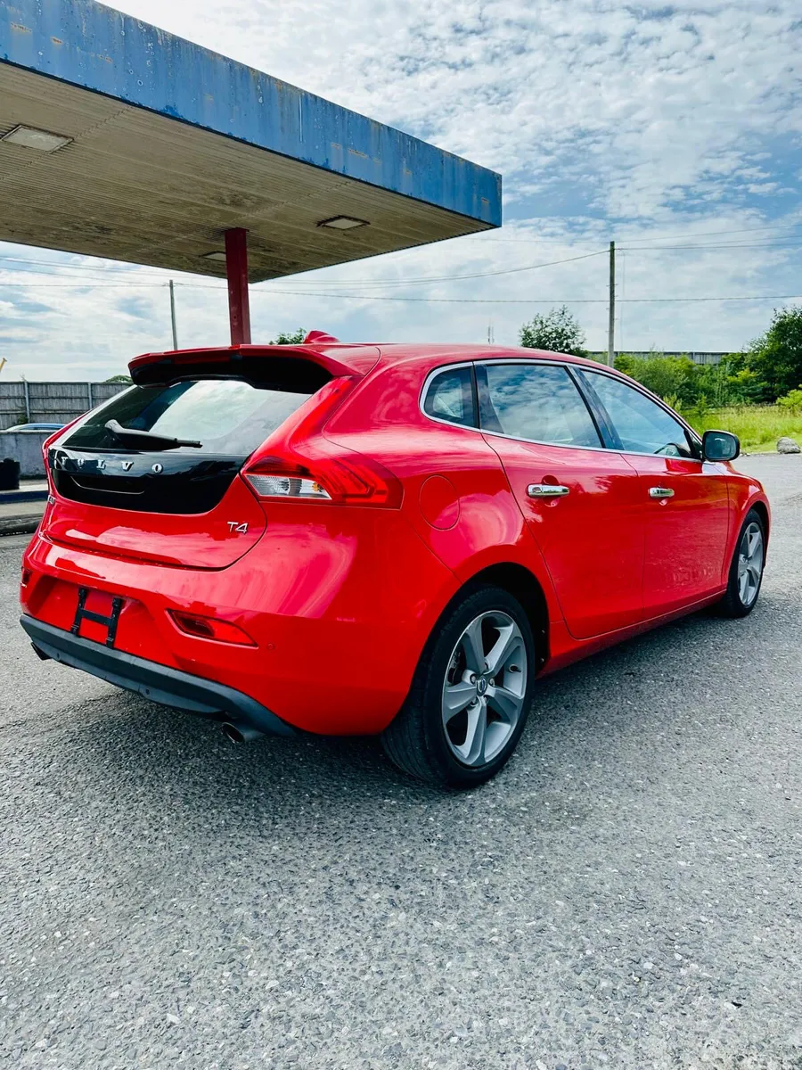 Volvo V40 Hatchback, Petrol, 2015, Red