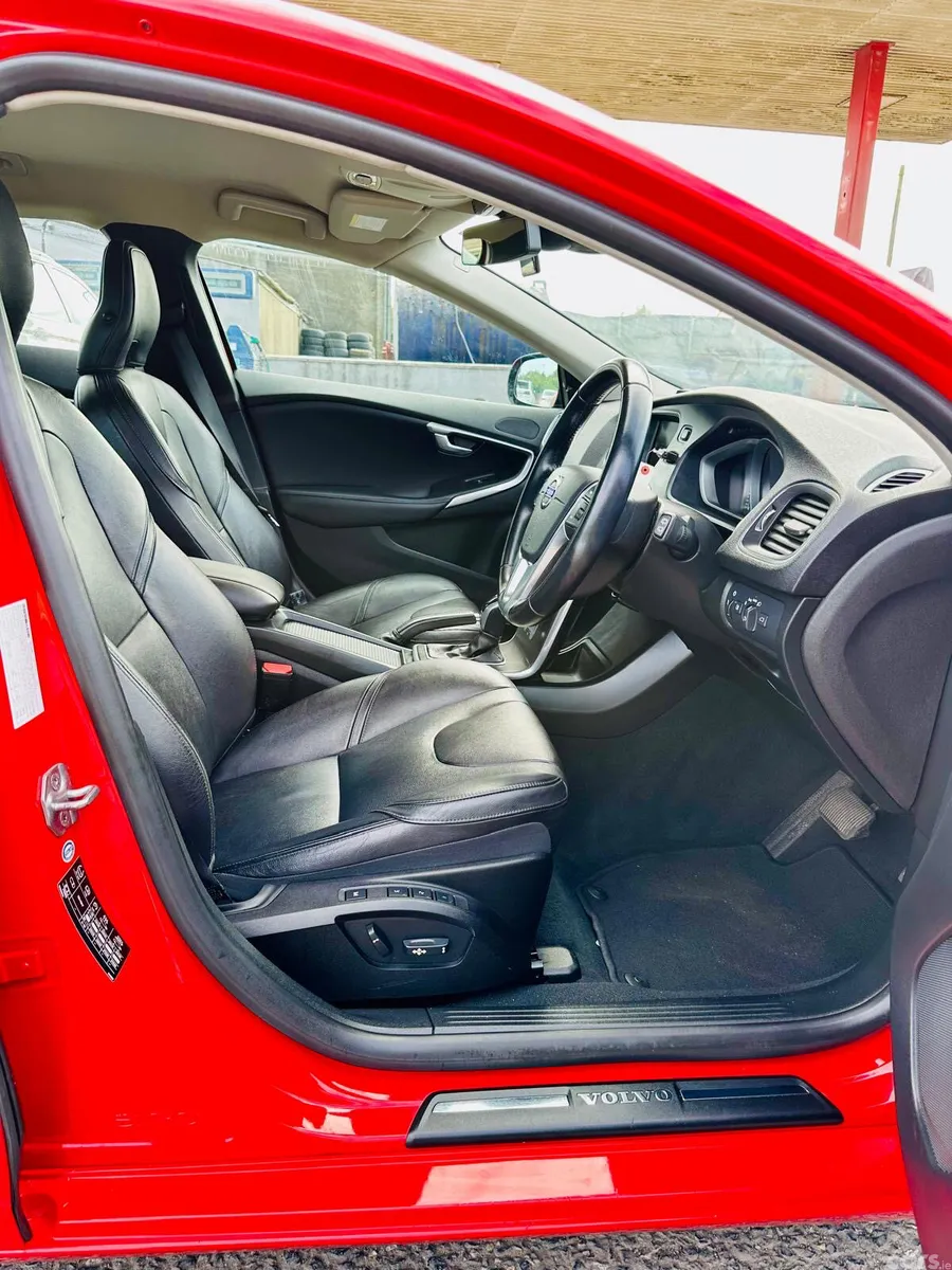 Volvo V40 Hatchback, Petrol, 2015, Red