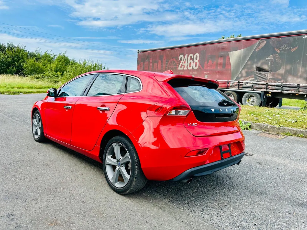 Volvo V40 Hatchback, Petrol, 2015, Red