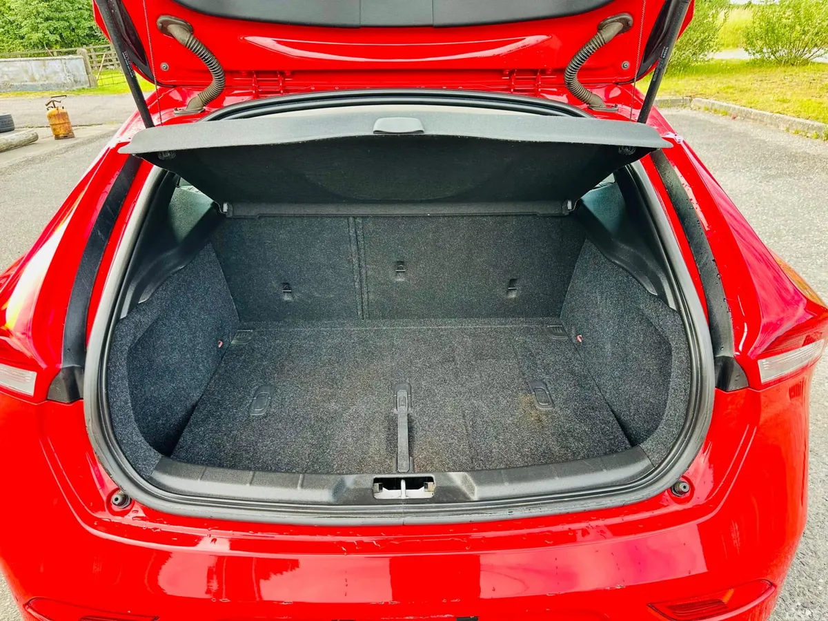 Volvo V40 Hatchback, Petrol, 2015, Red