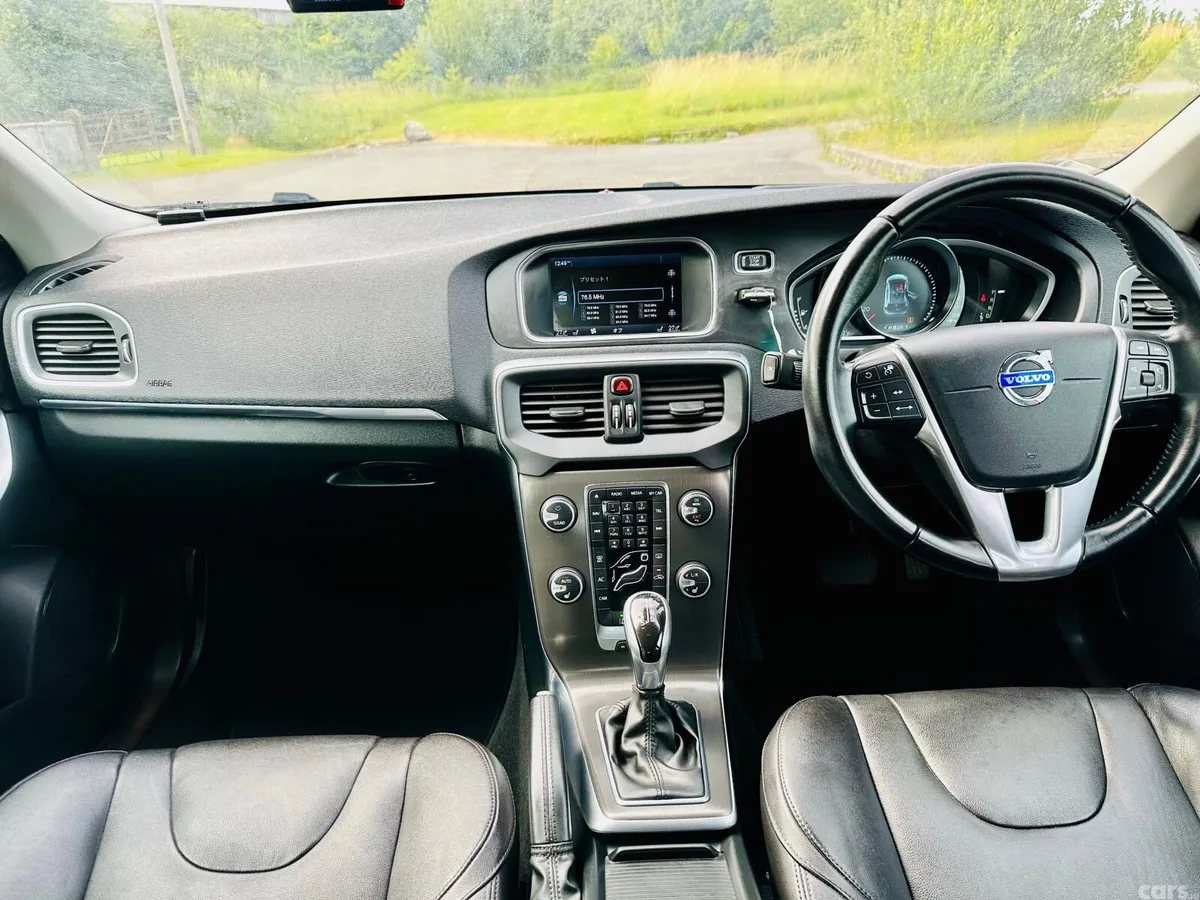 Volvo V40 Hatchback, Petrol, 2015, Red