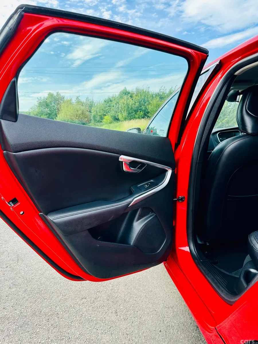 Volvo V40 Hatchback, Petrol, 2015, Red