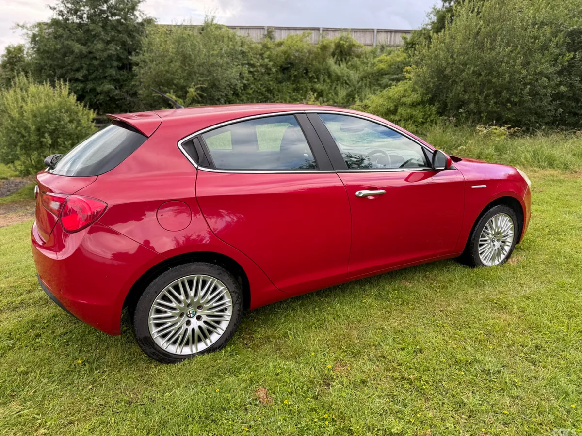 Alfa Romeo Giulietta Hatchback, Petrol, 2014, Red