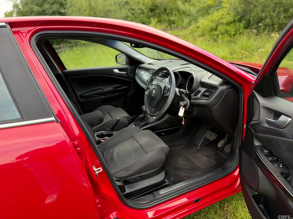 Alfa Romeo Giulietta Hatchback, Petrol, 2014, Red