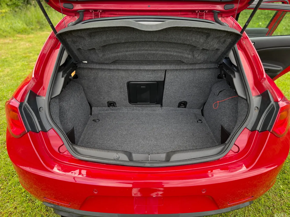 Alfa Romeo Giulietta Hatchback, Petrol, 2014, Red