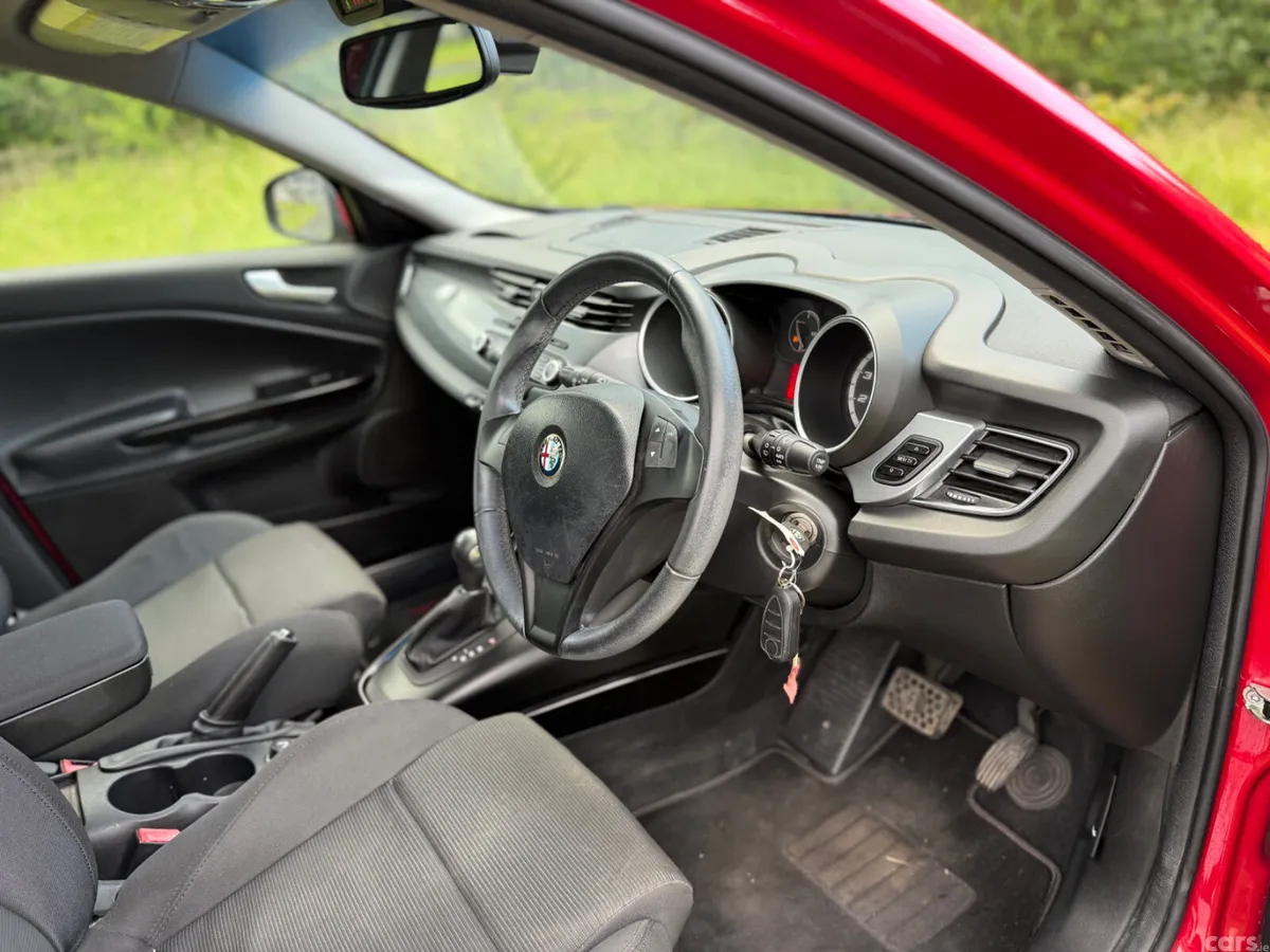 Alfa Romeo Giulietta Hatchback, Petrol, 2014, Red