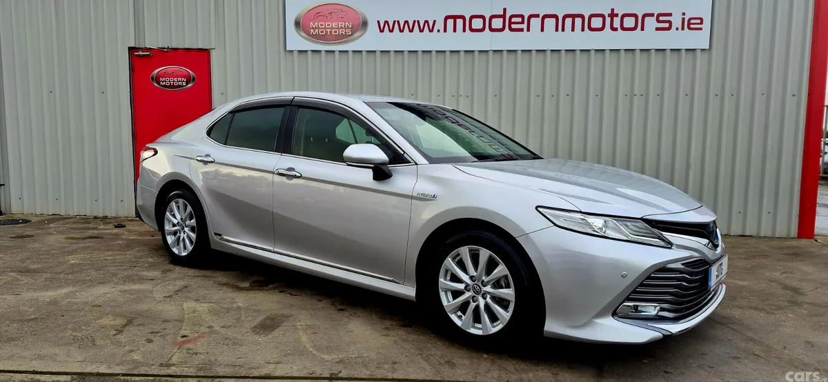 Toyota Camry Saloon, Petrol Hybrid, 2017, Silver