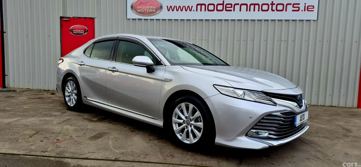 Toyota Camry Saloon, Petrol Hybrid, 2017, Silver