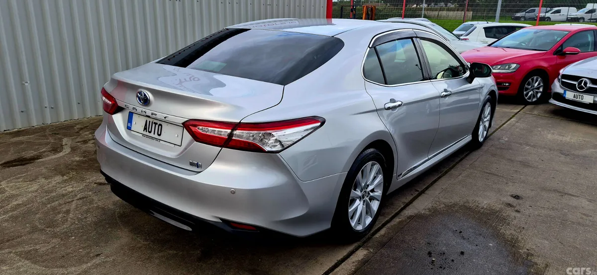 Toyota Camry Saloon, Petrol Hybrid, 2017, Silver