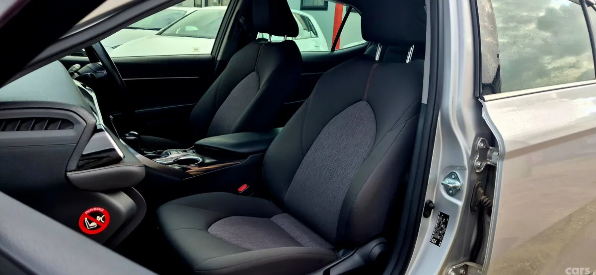 Toyota Camry Saloon, Petrol Hybrid, 2017, Silver
