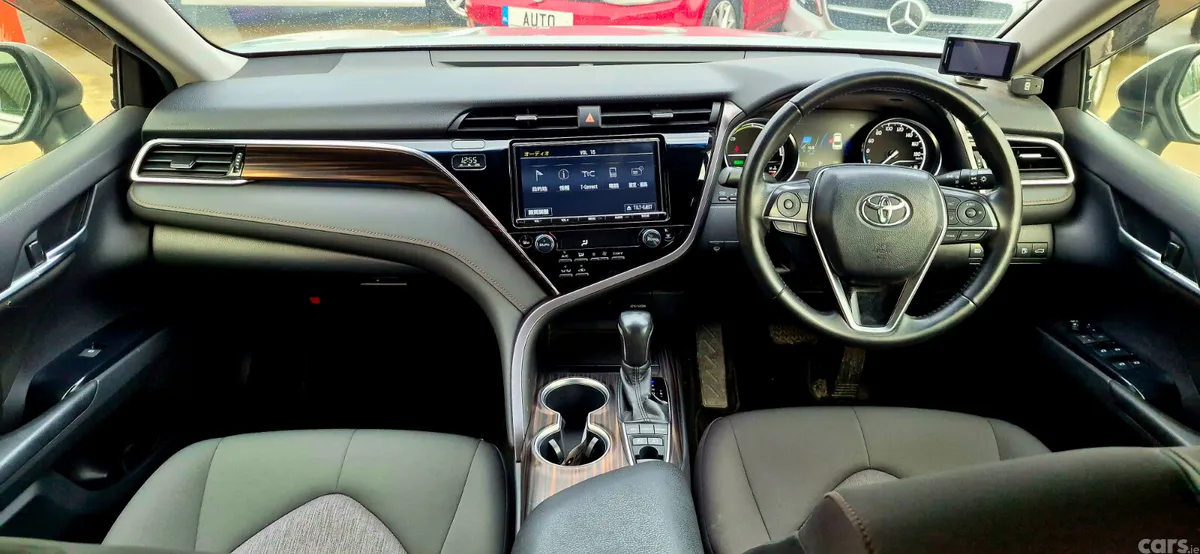 Toyota Camry Saloon, Petrol Hybrid, 2017, Silver