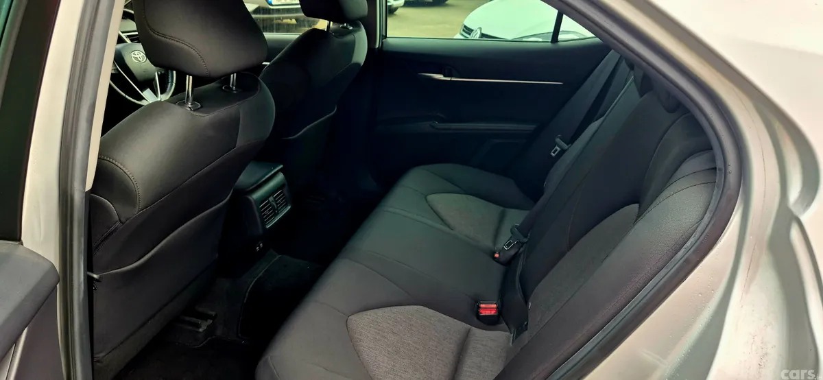 Toyota Camry Saloon, Petrol Hybrid, 2017, Silver