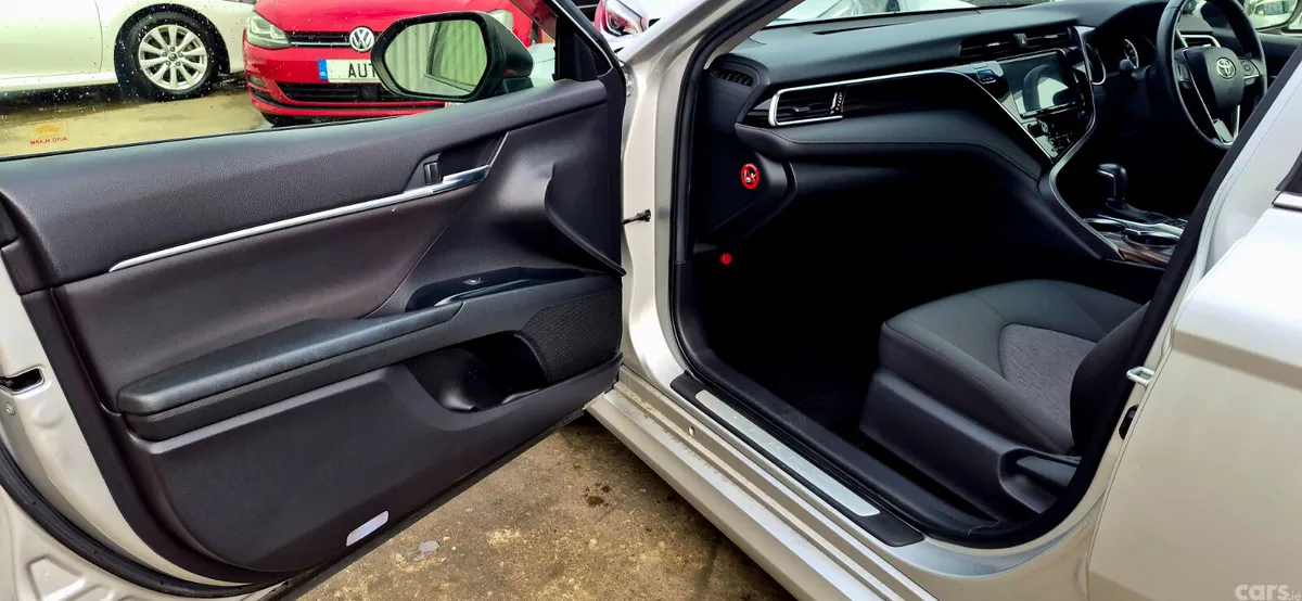 Toyota Camry Saloon, Petrol Hybrid, 2017, Silver