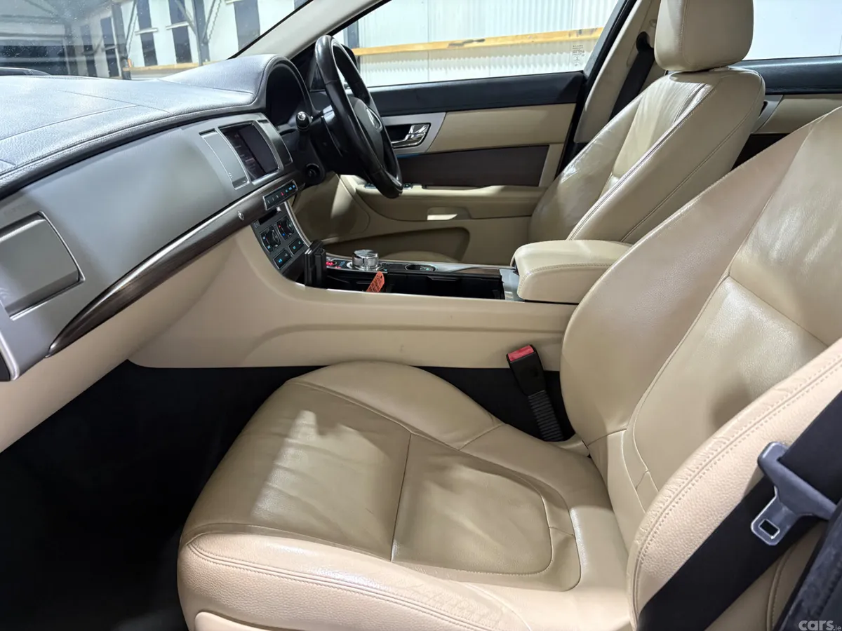 Jaguar XF Saloon, Diesel, 2013, Blue