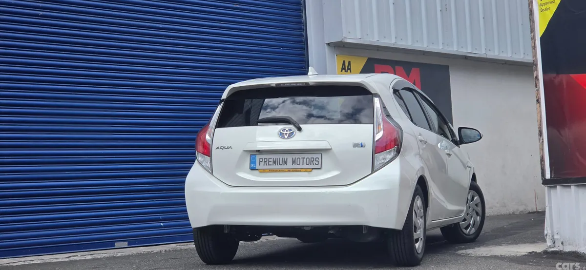 Toyota Aqua Hatchback, Petrol Hybrid, 2015, White