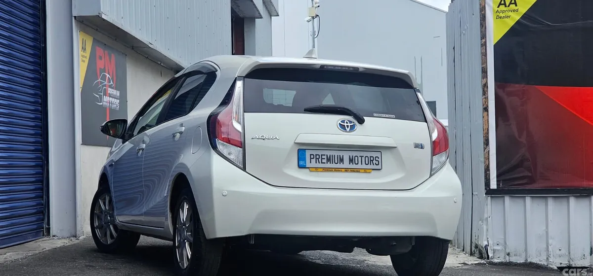 Toyota Aqua Hatchback, Petrol Hybrid, 2015, White