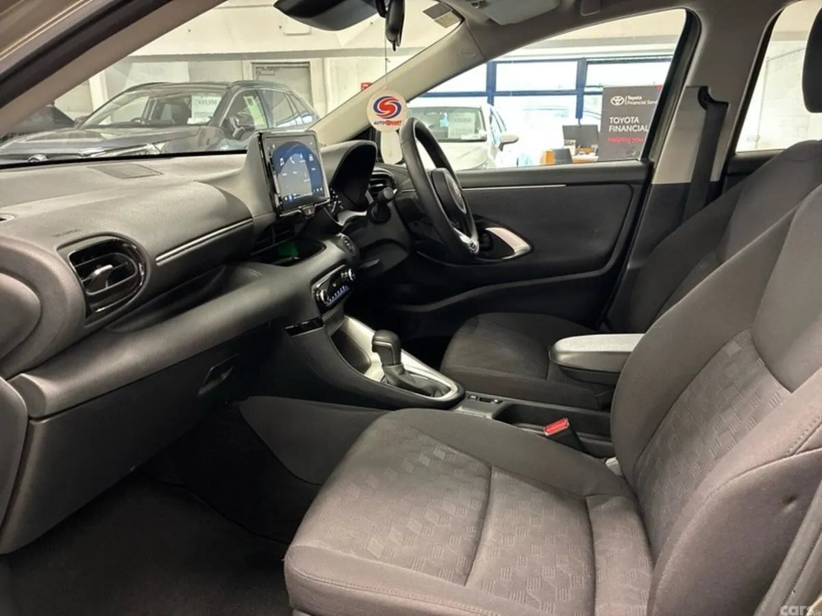Toyota Yaris Hatchback, Petrol Hybrid, 2024, Bronze