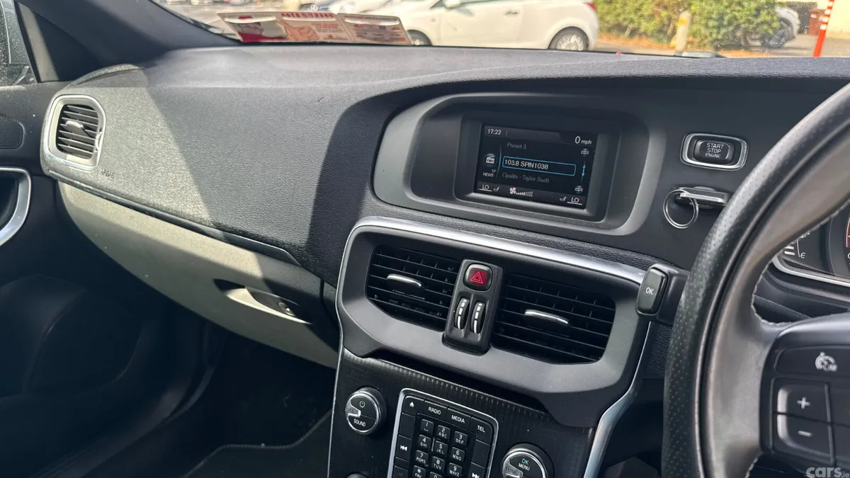 Volvo V40 Hatchback, Diesel, 2018, Grey