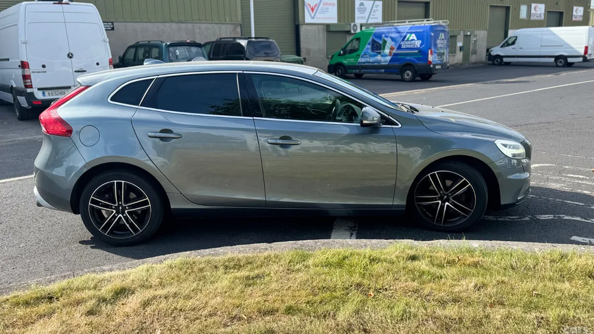 Volvo V40 Hatchback, Diesel, 2018, Grey