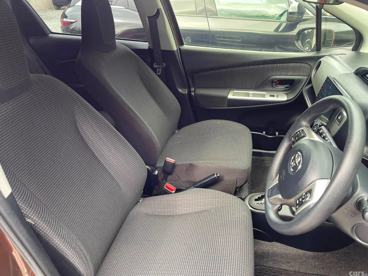 Toyota Vitz Hatchback, Petrol, 2015, Brown