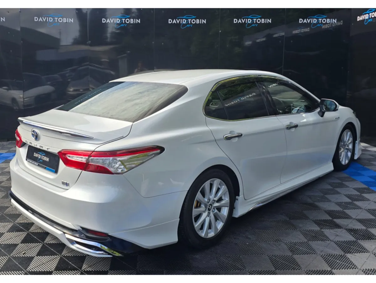 Toyota Camry Saloon, Petrol Hybrid, 2018, White