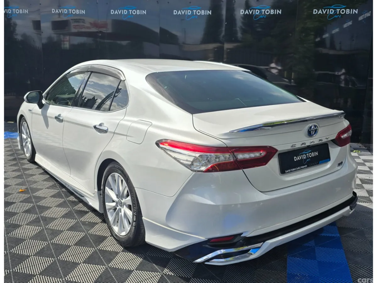 Toyota Camry Saloon, Petrol Hybrid, 2018, White