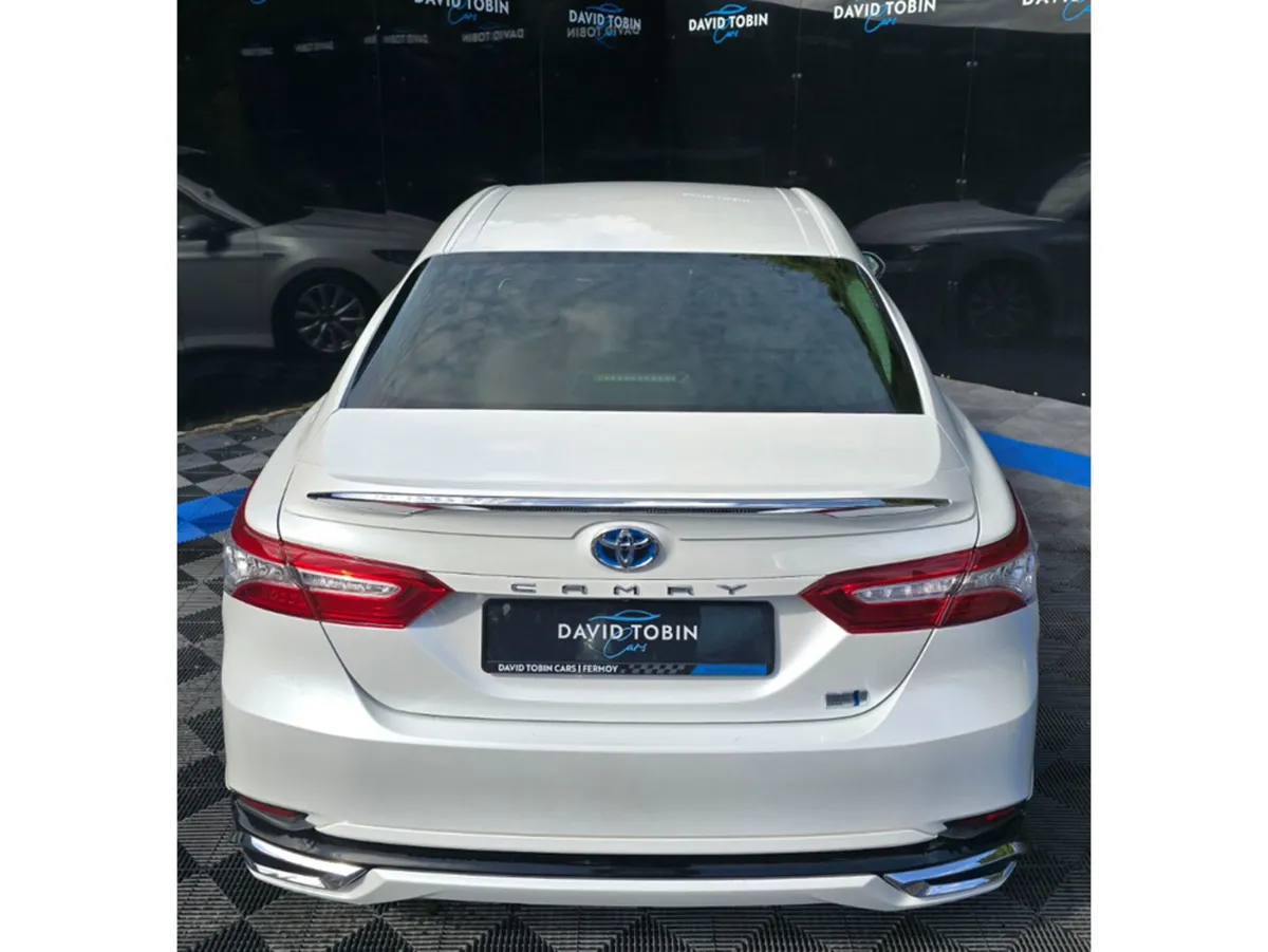 Toyota Camry Saloon, Petrol Hybrid, 2018, White