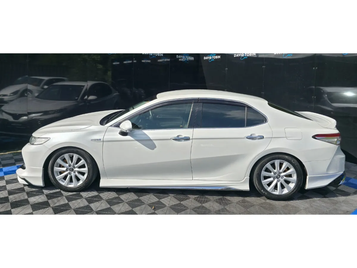 Toyota Camry Saloon, Petrol Hybrid, 2018, White