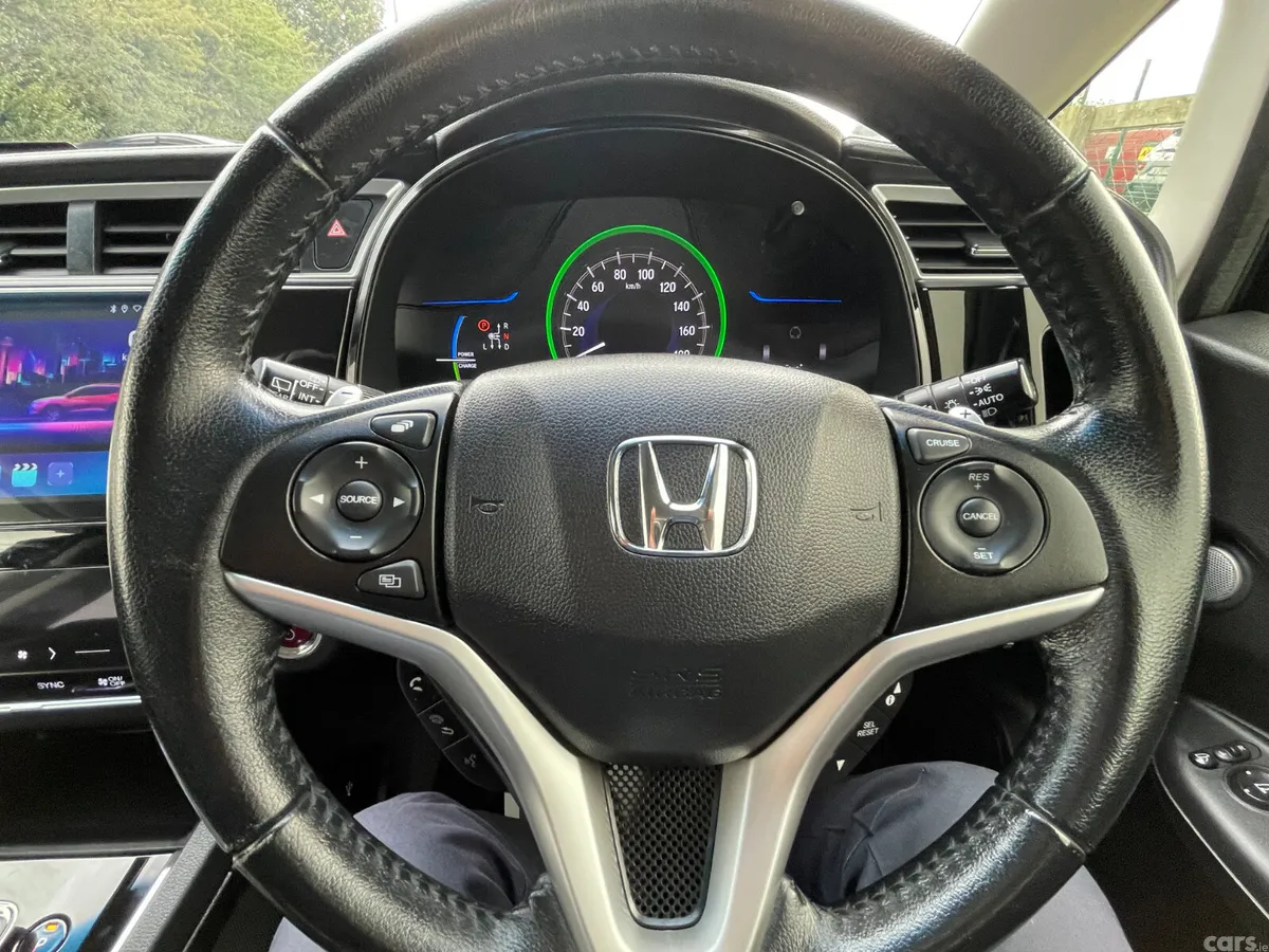 Honda Shuttle MPV, Petrol Hybrid, 2015, Blue