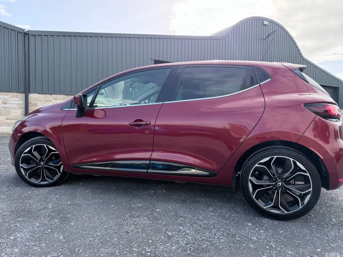 Renault Clio Hatchback, Petrol, 2017, Red