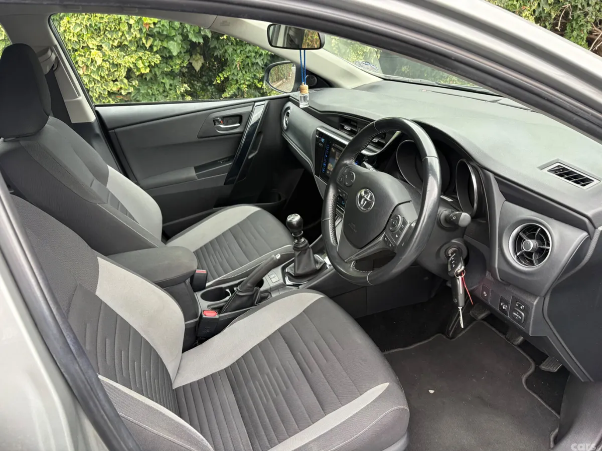 Toyota Auris Hatchback, Diesel, 2018, Grey