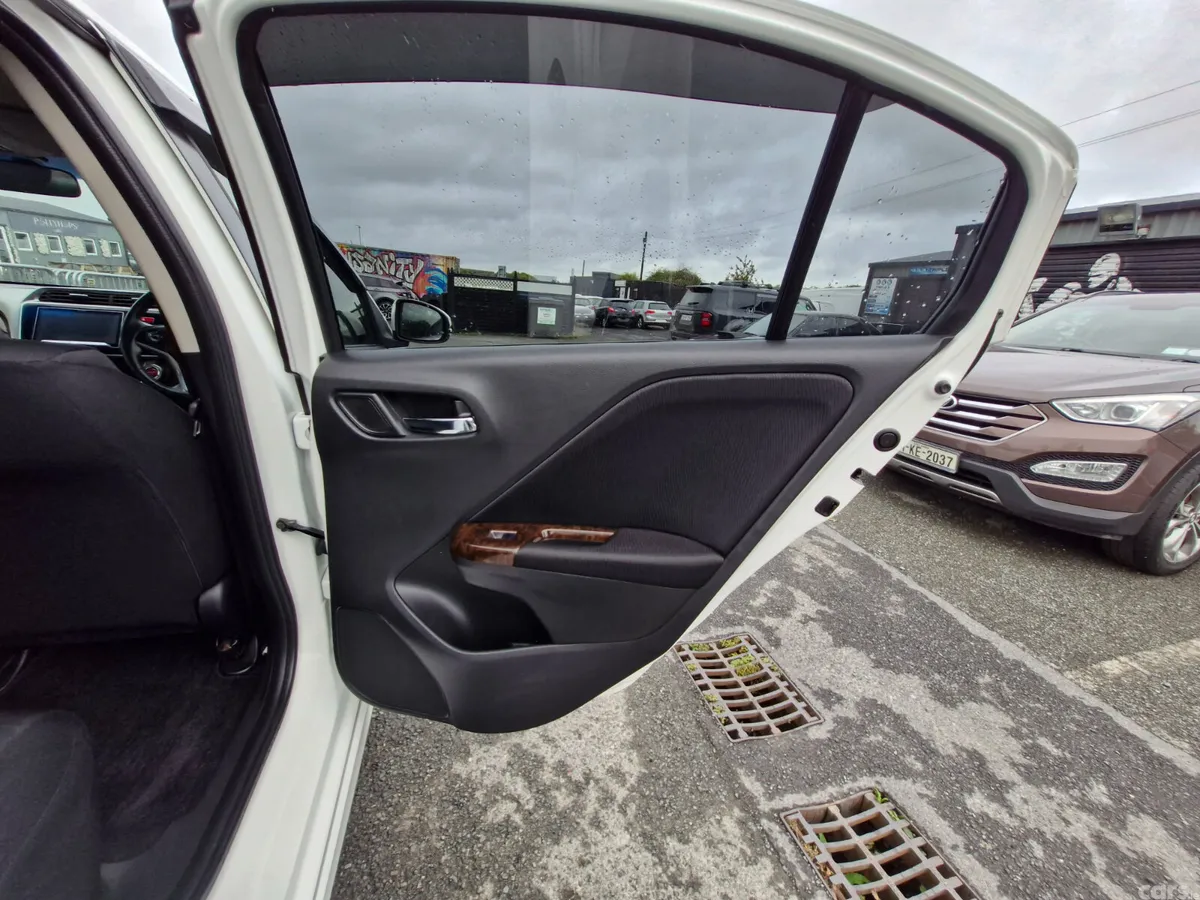 Honda Grace Saloon, Petrol Hybrid, 2015, White
