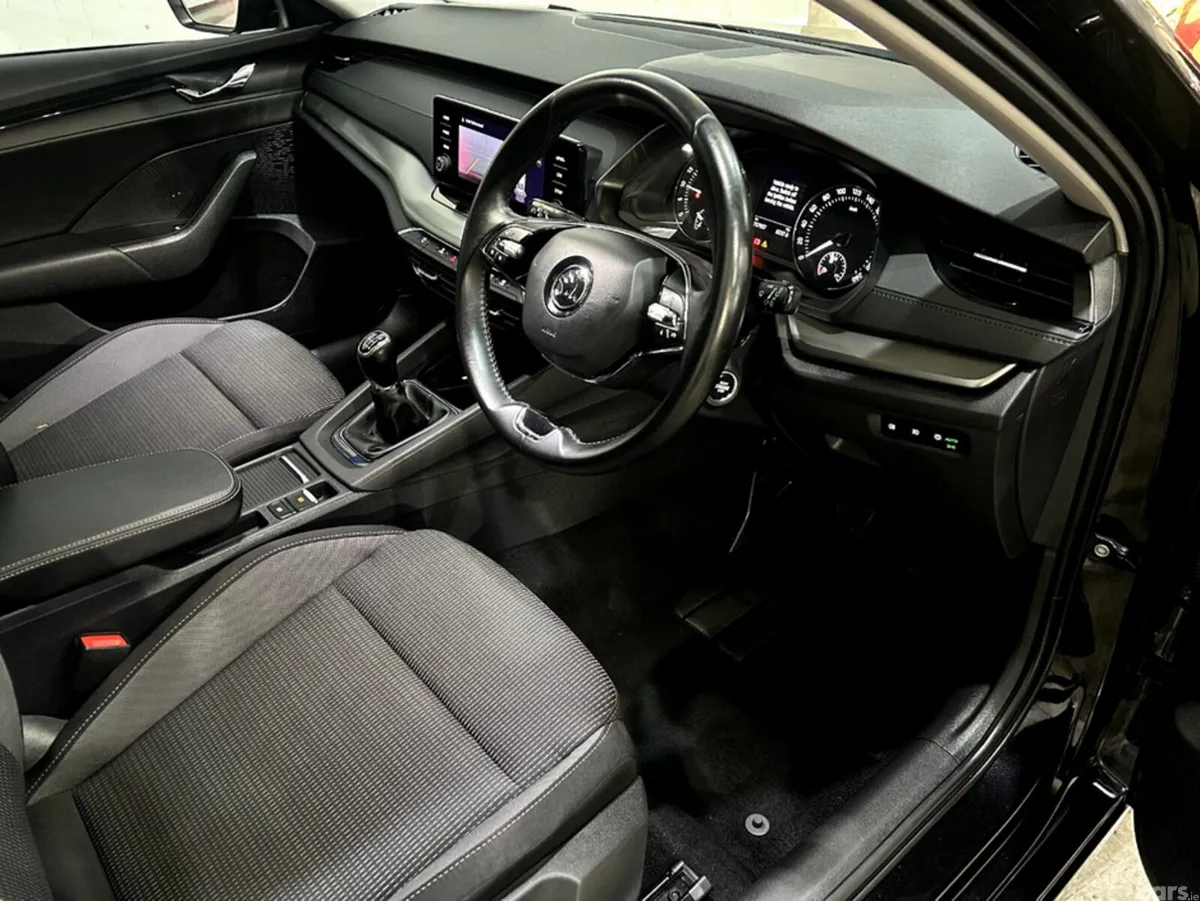 Skoda Octavia Hatchback, Diesel, 2023, Black
