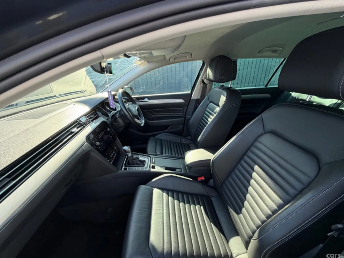 Volkswagen Passat Estate, Petrol Plug-in Hybrid, 2022, Grey