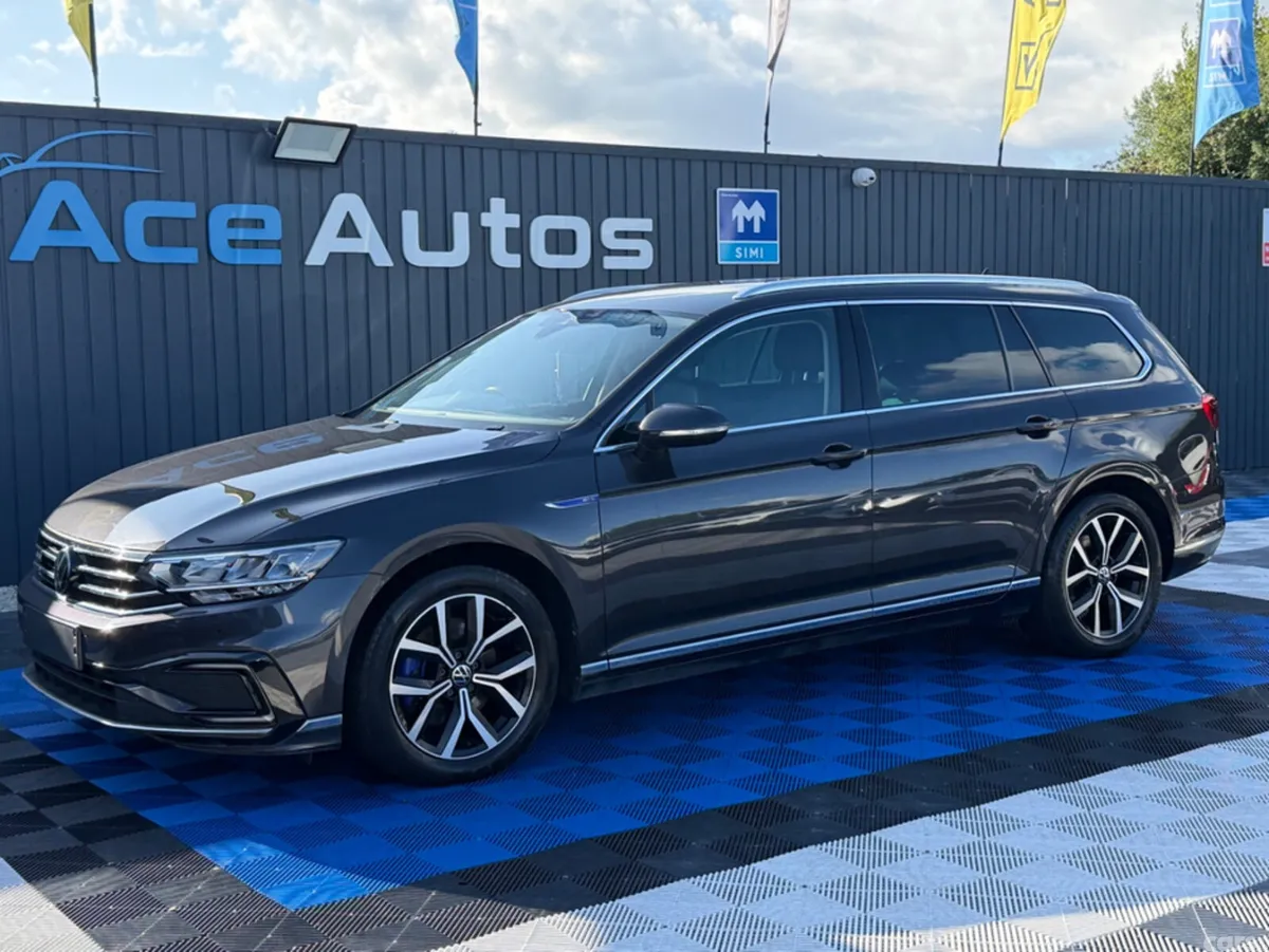 Volkswagen Passat Estate, Petrol Plug-in Hybrid, 2022, Grey