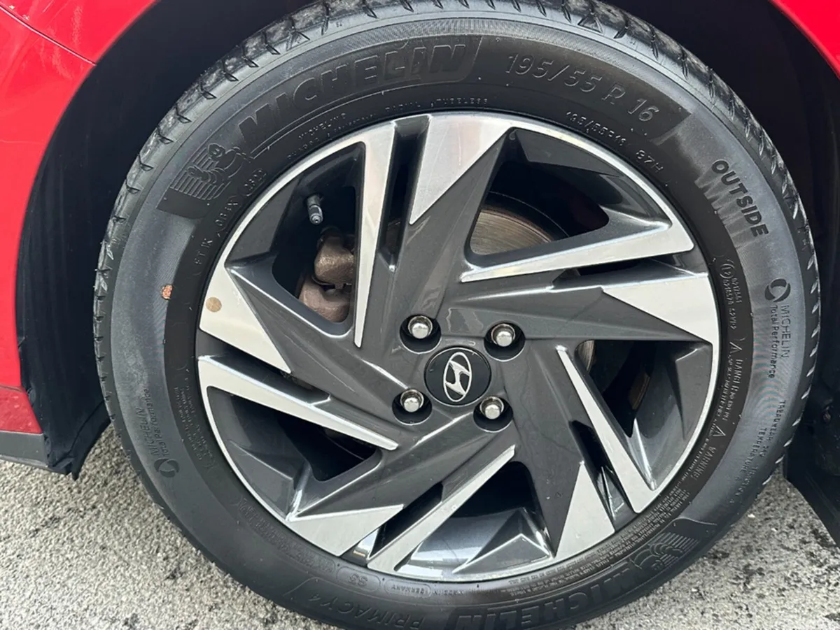 Hyundai i20 Hatchback, Petrol, 2023, Red